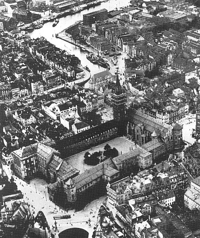 Aerial view of the castle and city centre in the interbellum